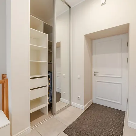 Boutique Duplex Retreat In Апартаменти